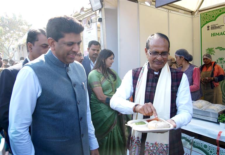 केंद्रीय कृषि एवं किसान कल्याण तथा ग्रामीण विकास मंत्री श्री शिवराज सिंह चौहान ने 9 दिसंबर 2025 को नई दिल्ली के सुंदर नर्सरी में आयोजित सरस फ़ूड फ़ेस्टिवल के दौरान ‘लखपति दीदियों’ द्वारा आयोजित विशेष भोज में शिरकत की।