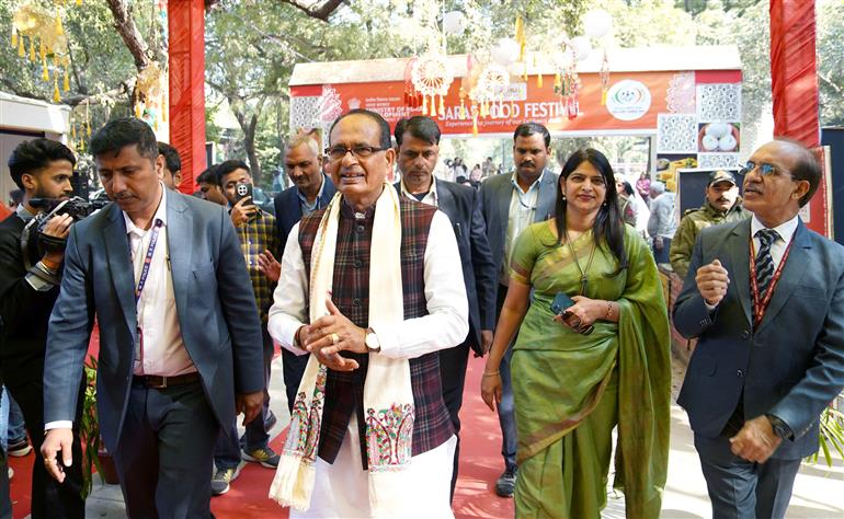 केंद्रीय कृषि एवं किसान कल्याण तथा ग्रामीण विकास मंत्री श्री शिवराज सिंह चौहान ने 9 दिसंबर 2025 को नई दिल्ली के सुंदर नर्सरी में आयोजित सरस फ़ूड फ़ेस्टिवल के दौरान ‘लखपति दीदियों’ द्वारा आयोजित विशेष भोज में शिरकत की।