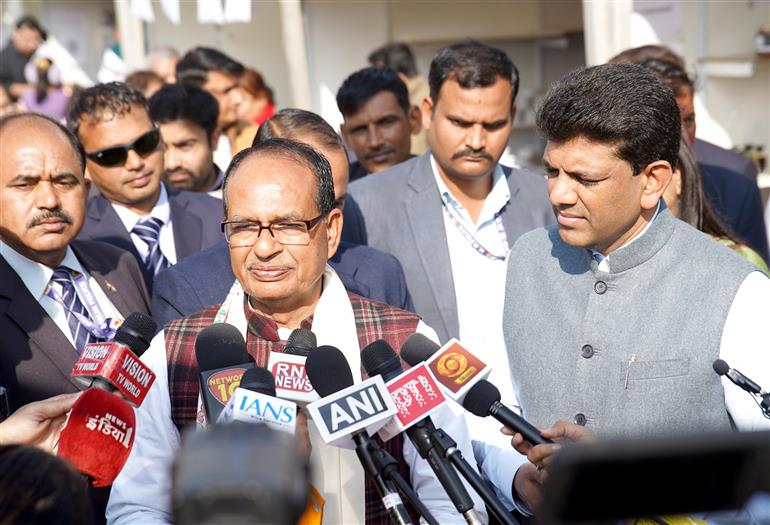 केंद्रीय कृषि एवं किसान कल्याण तथा ग्रामीण विकास मंत्री श्री शिवराज सिंह चौहान ने 9 दिसंबर 2025 को नई दिल्ली के सुंदर नर्सरी में आयोजित सरस फ़ूड फ़ेस्टिवल के दौरान ‘लखपति दीदियों’ द्वारा आयोजित विशेष भोज के अवसर पर मीडिया से बातचीत की।