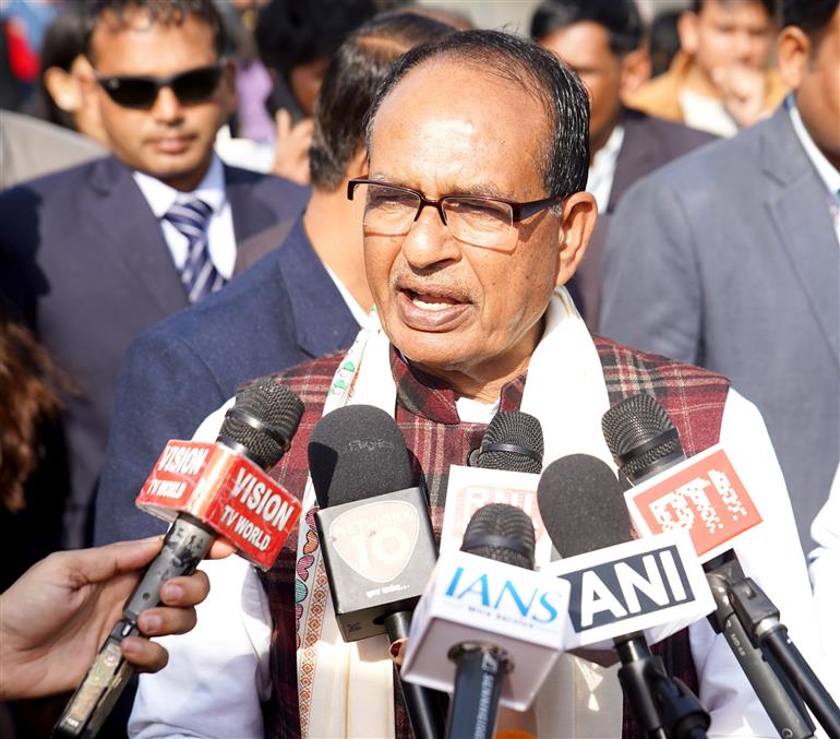 केंद्रीय कृषि एवं किसान कल्याण तथा ग्रामीण विकास मंत्री श्री शिवराज सिंह चौहान ने 9 दिसंबर 2025 को नई दिल्ली के सुंदर नर्सरी में आयोजित सरस फ़ूड फ़ेस्टिवल के दौरान ‘लखपति दीदियों’ द्वारा आयोजित विशेष भोज के अवसर पर मीडिया से बातचीत की।