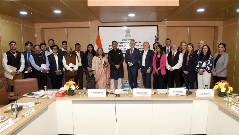 कौशल विकास एवं उद्यमिता तथा शिक्षा राज्यमंत्री (स्वतंत्र प्रभार) श्री जयंत चौधरी और ऑस्ट्रेलिया के कौशल और प्रशिक्षण मंत्री श्री एंड्रयू जाइल्स ने 9 दिसंबर 2025 को नई दिल्ली के कौशल भवन में आयोजित भारत–ऑस्ट्रेलिया स्किलिंग पार्टनरशिप राउंड टेबल बैठक की संयुक्त अध्यक्षता की।