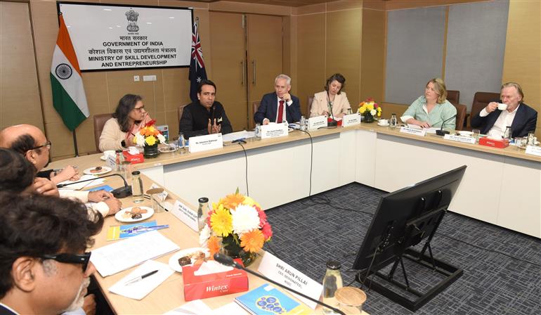 कौशल विकास एवं उद्यमिता तथा शिक्षा राज्यमंत्री (स्वतंत्र प्रभार) श्री जयंत चौधरी और ऑस्ट्रेलिया के कौशल और प्रशिक्षण मंत्री श्री एंड्रयू जाइल्स ने 9 दिसंबर 2025 को नई दिल्ली के कौशल भवन में आयोजित भारत–ऑस्ट्रेलिया स्किलिंग पार्टनरशिप राउंड टेबल बैठक की संयुक्त अध्यक्षता की।