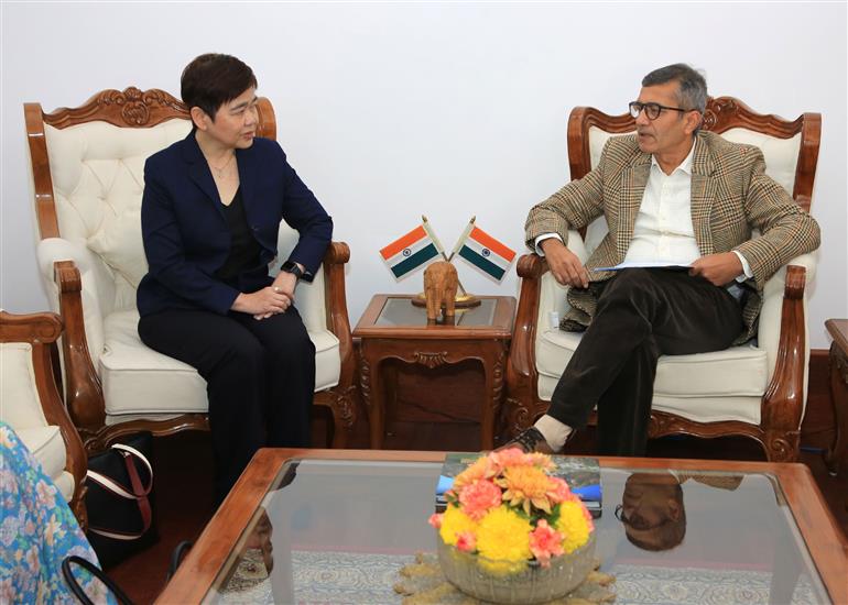ब्रुनेई के रक्षा मंत्रालय की डिप्टी परमानेंट सेक्रेटरी सुश्री पोह कुई चून ने 9 दिसंबर 2025 को नई दिल्ली में भारत के रक्षा सचिव श्री राजेश कुमार सिंह से मुलाकात की।