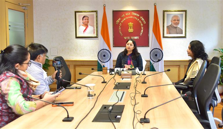 केंद्रीय महिला एवं बाल विकास मंत्री श्रीमती अन्नपूर्णा देवी 10 दिसंबर, 2025 को नई दिल्ली में भारतीय भाषाओं को बढ़ावा देने और भारत की भाषाई विरासत को बचाने पर जानकारी देती हुईं।