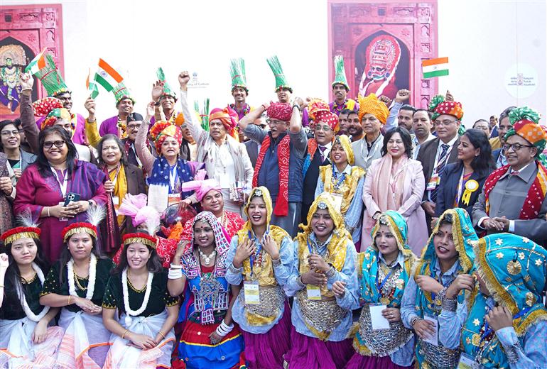 10 दिसंबर 2025 को दिल्ली के लाल किले पर दिवाली को यूनेस्को की अमूर्त सांस्कृतिक विरासत सूची में शामिल किए जाने की घोषणा के दौरान समूह तस्वीर में केन्द्रीय संस्कृति मंत्री श्री गजेन्द्र सिंह शेखावत।