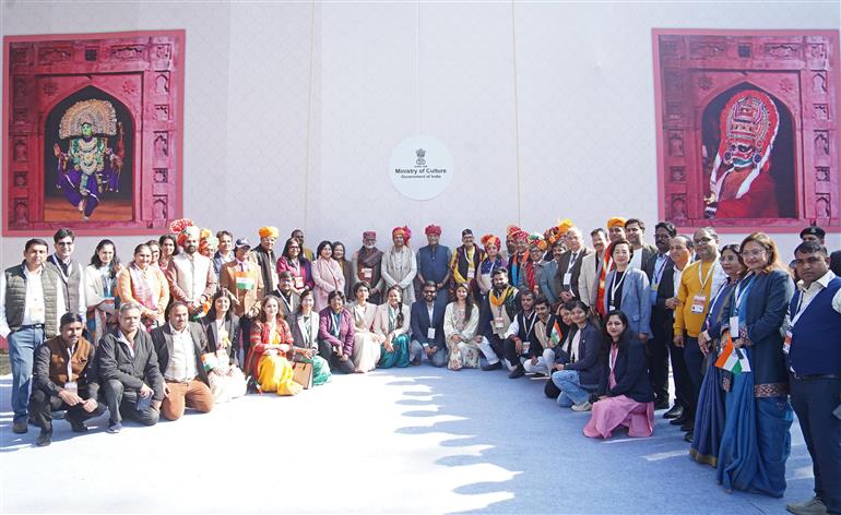 10 दिसंबर 2025 को दिल्ली के लाल किले पर दिवाली को यूनेस्को की अमूर्त सांस्कृतिक विरासत सूची में शामिल किए जाने की घोषणा के दौरान समूह तस्वीर में केन्द्रीय संस्कृति मंत्री श्री गजेन्द्र सिंह शेखावत।