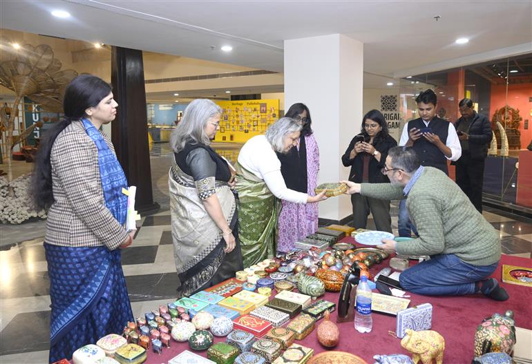 वस्त्र मंत्रालय की सचिव श्रीमती नीलम शमी राव 10 दिसंबर, 2025 को नई दिल्ली में शिल्प दीदी कारीगरों के साथ बातचीत करती हुईं।