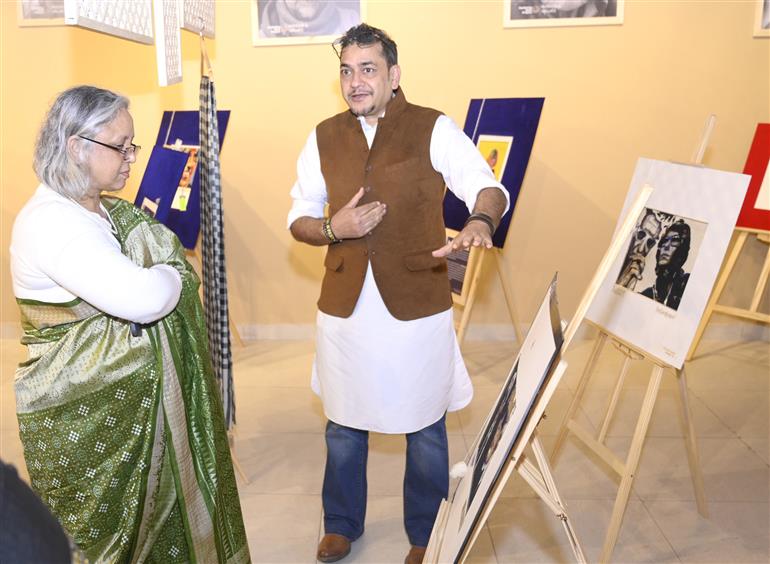 वस्त्र मंत्रालय की सचिव श्रीमती नीलम शमी राव 10 दिसंबर, 2025 को नई दिल्ली में शिल्प दीदी कारीगरों के साथ बातचीत करती हुईं।