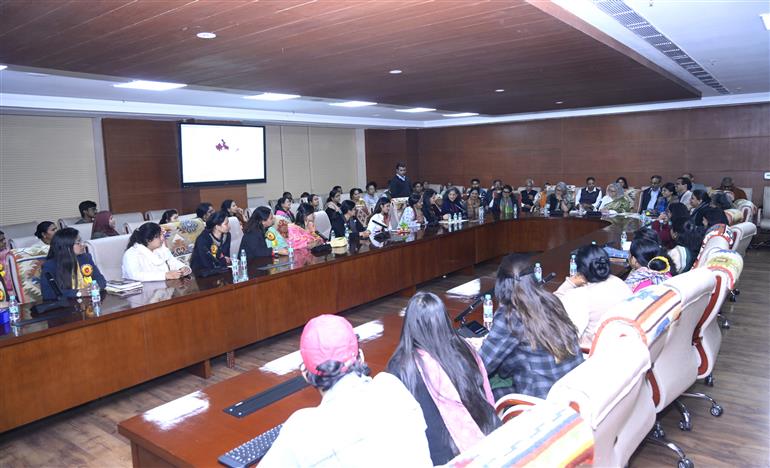 वस्त्र मंत्रालय की सचिव श्रीमती नीलम शमी राव 10 दिसंबर, 2025 को नई दिल्ली में शिल्प दीदी कारीगरों के साथ बातचीत करती हुईं।