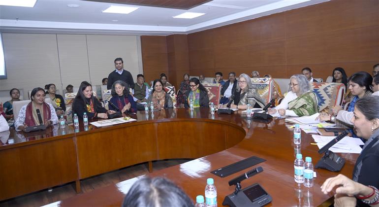 वस्त्र मंत्रालय की सचिव श्रीमती नीलम शमी राव 10 दिसंबर, 2025 को नई दिल्ली में शिल्प दीदी कारीगरों के साथ बातचीत करती हुईं।