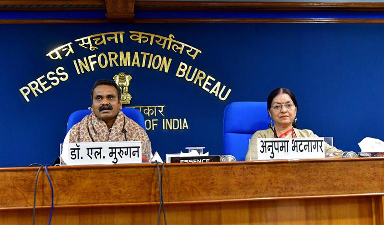 सूचना एवं प्रसारण तथा संसदीय कार्य राज्य मंत्री डॉ. एल. मुरुगन 11 दिसंबर 2025 को नई दिल्ली स्थित शास्त्री भवन में महिला सशक्तिकरण और दिव्यांगजन सशक्तिकरण पर केंद्रित ब्रीफिंग देते हुए।