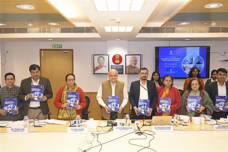 नीति आयोग के मुख्य कार्यकारी अधिकारी (सीईओ) श्री बी.वी.आर. सुब्रमण्यम 11 दिसंबर 2025 को नई दिल्ली में नीति आयोग में आयोजित “डीपेनिंग द कॉरपोरेट बॉन्ड मार्केट रिपोर्ट” का विमोचन करते हुए।