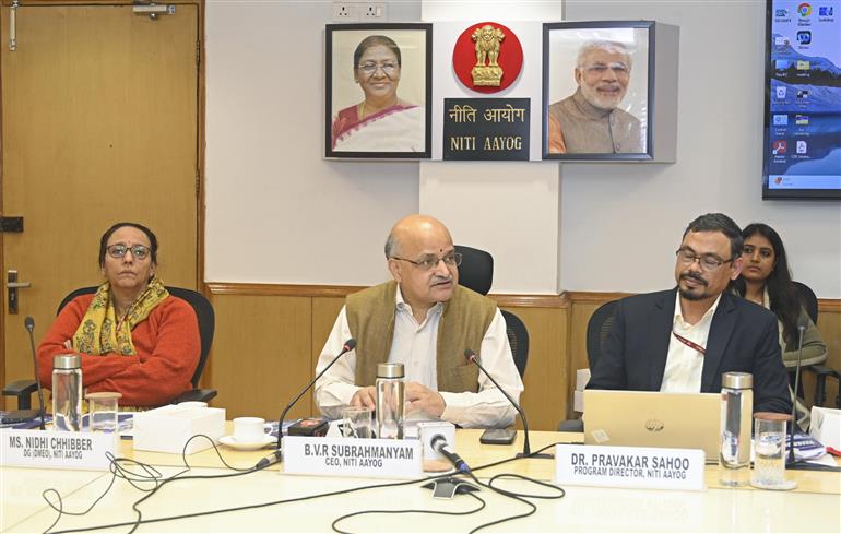 नीति आयोग के मुख्य कार्यकारी अधिकारी (सीईओ) श्री बी.वी.आर. सुब्रमण्यम 11 दिसंबर 2025 को नई दिल्ली में नीति आयोग में आयोजित “डीपेनिंग द कॉरपोरेट बॉन्ड मार्केट रिपोर्ट” के विमोचन समारोह में संबोधित करते हुए।