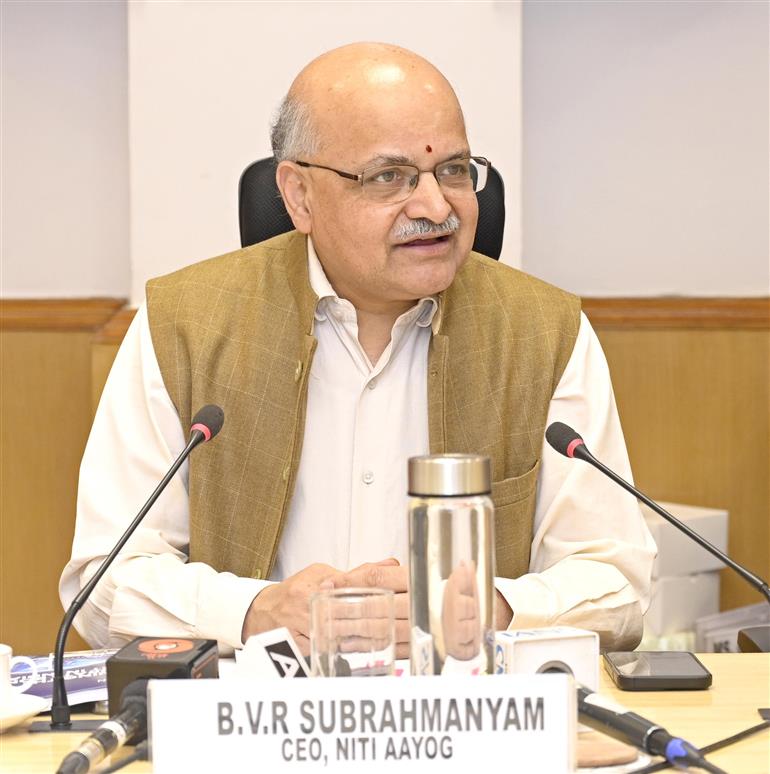 नीति आयोग के मुख्य कार्यकारी अधिकारी (सीईओ) श्री बी.वी.आर. सुब्रमण्यम 11 दिसंबर 2025 को नई दिल्ली में नीति आयोग में आयोजित “डीपेनिंग द कॉरपोरेट बॉन्ड मार्केट रिपोर्ट” के विमोचन समारोह में संबोधित करते हुए।