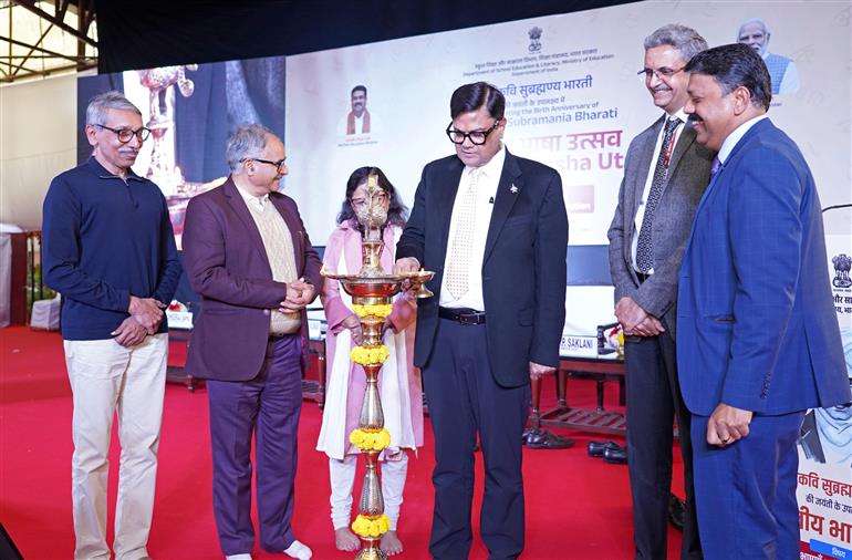 स्कूल शिक्षा एवं साक्षरता विभाग, शिक्षा मंत्रालय के सचिव श्री संजय कुमार 11 दिसंबर 2025 को नई दिल्ली स्थित राष्ट्रीय बाल भवन में महाकवि सुब्रमण्यम भारती की जयंती के उपलक्ष्य में आयोजित भारतीय भाषा उत्सव 2025 के दौरान दीप प्रज्ज्वलित करते हुए।