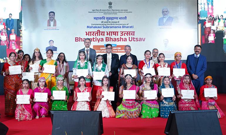 स्कूल शिक्षा एवं साक्षरता विभाग, शिक्षा मंत्रालय के सचिव श्री संजय कुमार ने 11 दिसंबर 2025 को नई दिल्ली स्थित राष्ट्रीय बाल भवन में महाकवि सुब्रमण्यम भारती की जयंती के उपलक्ष्य में आयोजित भारतीय भाषा उत्सव 2025 में शिरकत की।