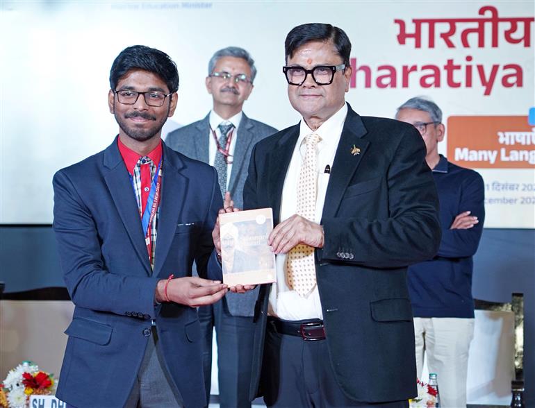 स्कूल शिक्षा एवं साक्षरता विभाग, शिक्षा मंत्रालय के सचिव श्री संजय कुमार ने 11 दिसंबर 2025 को नई दिल्ली स्थित राष्ट्रीय बाल भवन में महाकवि सुब्रमण्यम भारती की जयंती के उपलक्ष्य में आयोजित भारतीय भाषा उत्सव 2025 में शिरकत की।