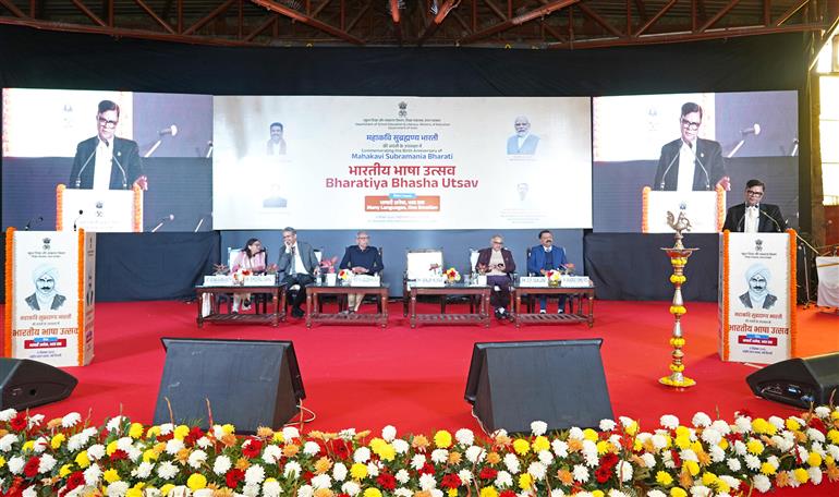 स्कूल शिक्षा एवं साक्षरता विभाग, शिक्षा मंत्रालय के सचिव श्री संजय कुमार 11 दिसंबर 2025 को नई दिल्ली स्थित राष्ट्रीय बाल भवन में महाकवि सुब्रमण्यम भारती की जयंती के उपलक्ष्य में आयोजित भारतीय भाषा उत्सव 2025 को संबोधित करते हुए।