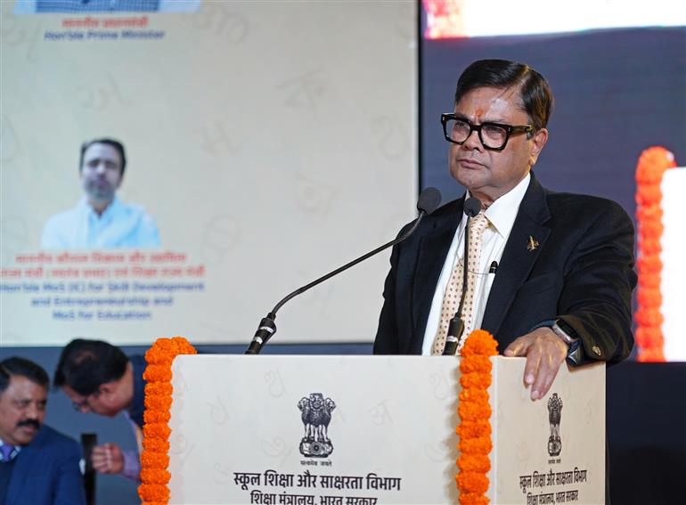 स्कूल शिक्षा एवं साक्षरता विभाग, शिक्षा मंत्रालय के सचिव श्री संजय कुमार 11 दिसंबर 2025 को नई दिल्ली स्थित राष्ट्रीय बाल भवन में महाकवि सुब्रमण्यम भारती की जयंती के उपलक्ष्य में आयोजित भारतीय भाषा उत्सव 2025 को संबोधित करते हुए।