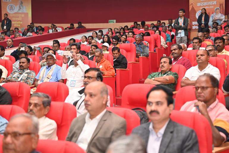 शिक्षा और कौशल विकास एवं उद्यमिता राज्य मंत्री (स्वतंत्र प्रभार) श्री जयंत चौधरी 11 दिसंबर 2025 को उत्तर प्रदेश के वाराणसी स्थित काशी तमिल संगमम् 4.0 के अंतर्गत आयोजित बनारस हिंदू विश्वविद्यालय के सत्र में मुख्य अतिथि के रूप में शामिल हुए।