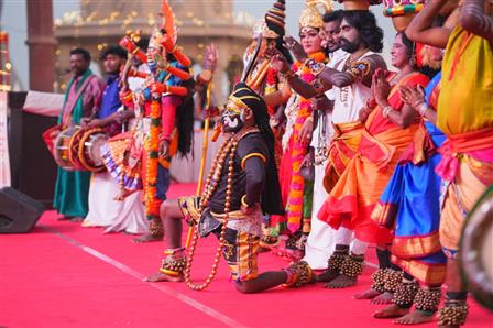 काशी तमिल संगमम् 4.0 के तहत 11 दिसंबर 2025 को उत्तर प्रदेश के वाराणसी स्थित नमो घाट पर एक रंगारंग शाम सजी, जहाँ कलाकारों ने संगीत, नृत्य और परंपरा को नदी किनारे बने मंच पर खूबसूरती से प्रस्तुत किया।