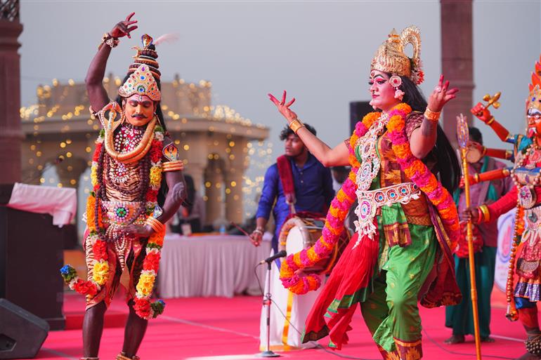 काशी तमिल संगमम् 4.0 के तहत 11 दिसंबर 2025 को उत्तर प्रदेश के वाराणसी स्थित नमो घाट पर एक रंगारंग शाम सजी, जहाँ कलाकारों ने संगीत, नृत्य और परंपरा को नदी किनारे बने मंच पर खूबसूरती से प्रस्तुत किया।