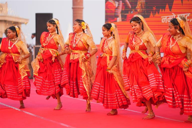 काशी तमिल संगमम् 4.0 के तहत 11 दिसंबर 2025 को उत्तर प्रदेश के वाराणसी स्थित नमो घाट पर एक रंगारंग शाम सजी, जहाँ कलाकारों ने संगीत, नृत्य और परंपरा को नदी किनारे बने मंच पर खूबसूरती से प्रस्तुत किया।