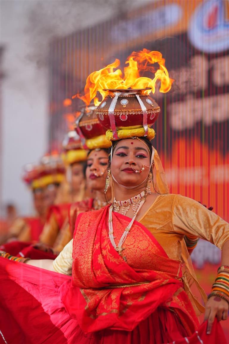 काशी तमिल संगमम् 4.0 के तहत 11 दिसंबर 2025 को उत्तर प्रदेश के वाराणसी स्थित नमो घाट पर एक रंगारंग शाम सजी, जहाँ कलाकारों ने संगीत, नृत्य और परंपरा को नदी किनारे बने मंच पर खूबसूरती से प्रस्तुत किया।