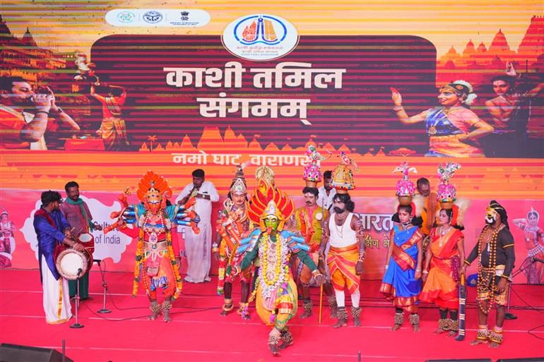 काशी तमिल संगमम् 4.0 के तहत 11 दिसंबर 2025 को उत्तर प्रदेश के वाराणसी स्थित नमो घाट पर एक रंगारंग शाम सजी, जहाँ कलाकारों ने संगीत, नृत्य और परंपरा को नदी किनारे बने मंच पर खूबसूरती से प्रस्तुत किया।