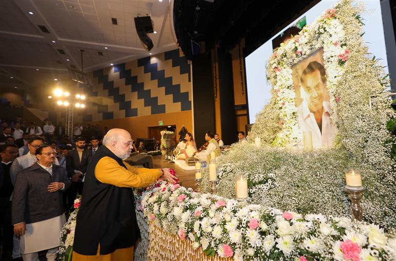 केंद्रीय गृह और सहकारिता मंत्री श्री अमित शाह ने 11 दिसंबर, 2025 को नई दिल्ली में दिवंगत अभिनेता धर्मेंद्र की शोक सभा में उन्हें श्रद्धांजलि अर्पित की।