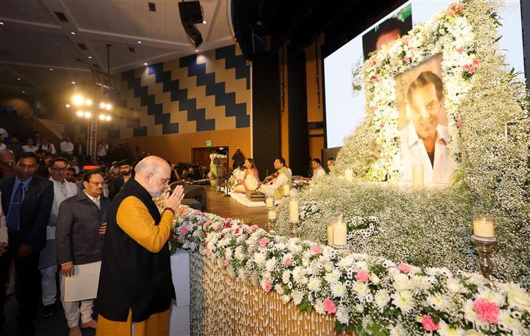 केंद्रीय गृह और सहकारिता मंत्री श्री अमित शाह ने 11 दिसंबर, 2025 को नई दिल्ली में दिवंगत अभिनेता धर्मेंद्र की शोक सभा में उन्हें श्रद्धांजलि अर्पित की।