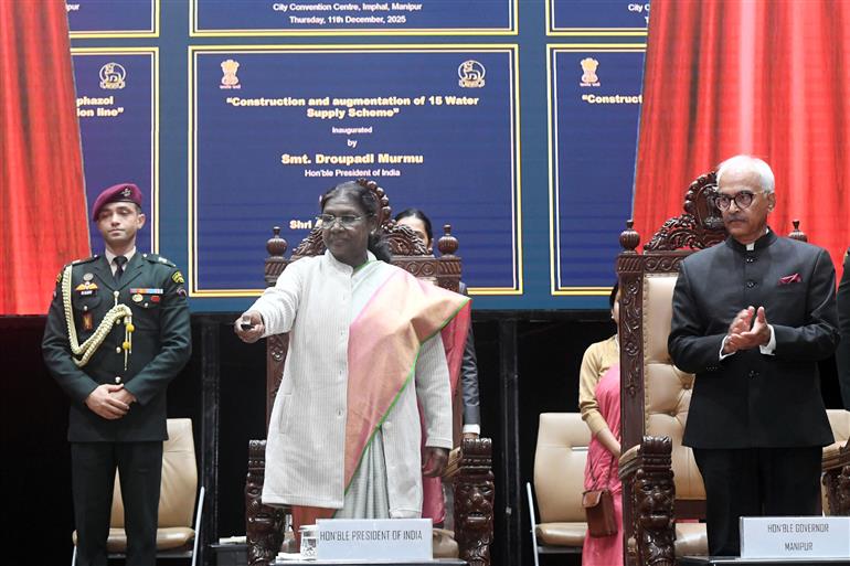 राष्ट्रपति श्रीमती द्रौपदी मुर्मु ने 11 दिसंबर 2025 को मणिपुर के इम्फाल स्थित सिटी कन्वेंशन सेंटर में विभिन्न विकासात्मक परियोजनाओं का उद्घाटन किया और उनकी आधारशिला रखी।