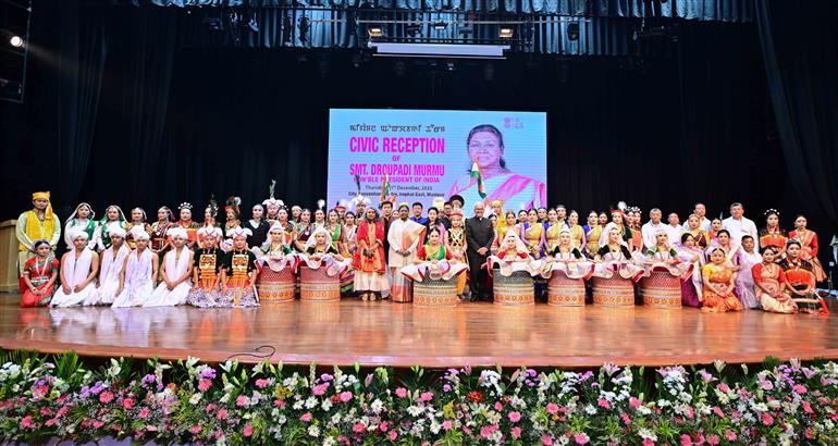 राष्ट्रपति श्रीमती द्रौपदी मुर्मु ने 11 दिसंबर 2025 को मणिपुर के इम्फाल स्थित सिटी कन्वेंशन सेंटर में मणिपुर सरकार द्वारा आयोजित नागरिक अभिनंदन समारोह में शिरकत की।
