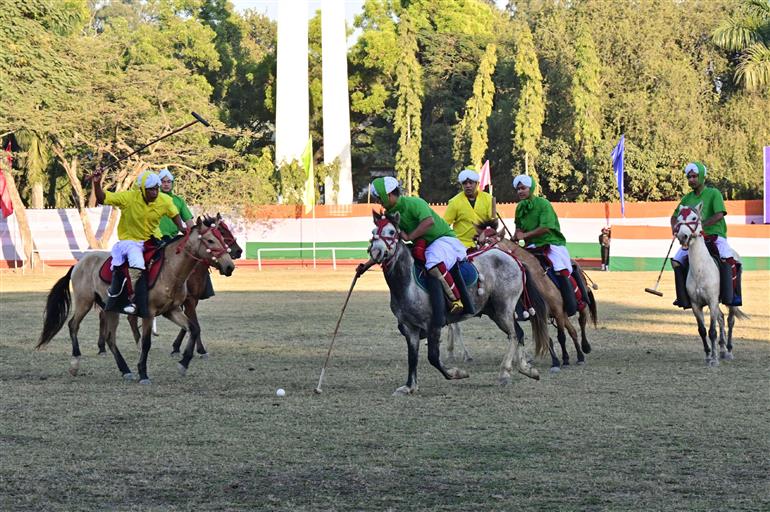 मणिपुर के इम्फाल स्थित सिटी कन्वेंशन सेंटर में 11 दिसंबर 2025 को विभिन्न विकास परियोजनाओं के उद्घाटन और शिलान्यास कार्यक्रम की झलकियाँ। इस कार्यक्रम में राष्ट्रपति श्रीमती द्रौपदी मुर्मु ने शिरकत की।