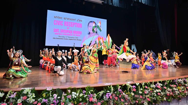 मणिपुर के इम्फाल स्थित सिटी कन्वेंशन सेंटर में 11 दिसंबर 2025 को विभिन्न विकास परियोजनाओं के उद्घाटन और शिलान्यास कार्यक्रम की झलकियाँ। इस कार्यक्रम में राष्ट्रपति श्रीमती द्रौपदी मुर्मु ने शिरकत की।