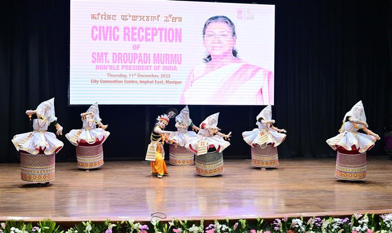 मणिपुर के इम्फाल स्थित सिटी कन्वेंशन सेंटर में 11 दिसंबर 2025 को विभिन्न विकास परियोजनाओं के उद्घाटन और शिलान्यास कार्यक्रम की झलकियाँ। इस कार्यक्रम में राष्ट्रपति श्रीमती द्रौपदी मुर्मु ने शिरकत की।