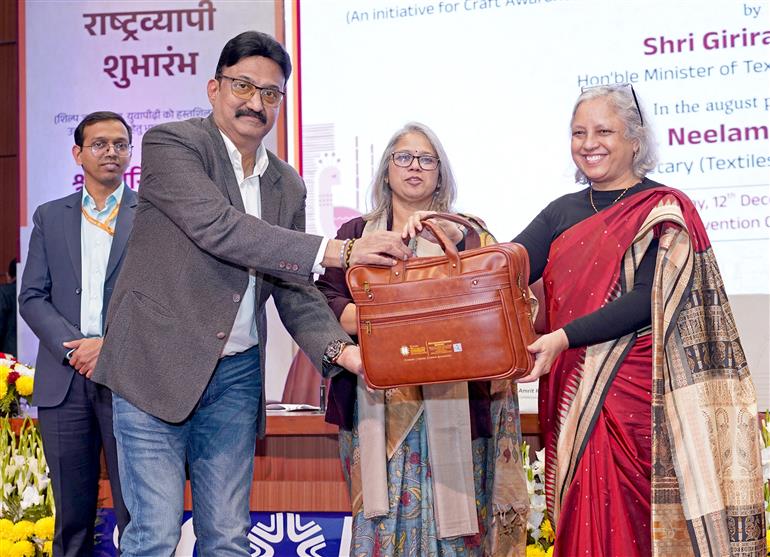 वस्त्र मंत्रालय की सचिव श्रीमती नीलम शमी राव ने 12 दिसंबर 2025 को नई दिल्ली स्थित स्कोप कन्वेंशन सेंटर में आयोजित ‘चौपाल’-एक व्यापक पाँच वर्षीय सैचुरेशन योजना के राष्ट्रव्यापी शुभारंभ कार्यक्रम में हिस्सा लिया।