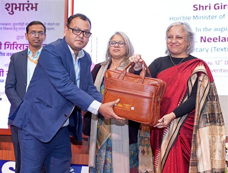 वस्त्र मंत्रालय की सचिव श्रीमती नीलम शमी राव ने 12 दिसंबर 2025 को नई दिल्ली स्थित स्कोप कन्वेंशन सेंटर में आयोजित ‘चौपाल’-एक व्यापक पाँच वर्षीय सैचुरेशन योजना के राष्ट्रव्यापी शुभारंभ कार्यक्रम में हिस्सा लिया।