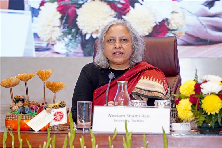 वस्त्र मंत्रालय की सचिव श्रीमती नीलम शमी राव ने 12 दिसंबर 2025 को नई दिल्ली स्थित स्कोप कन्वेंशन सेंटर में आयोजित ‘चौपाल’-एक व्यापक पाँच वर्षीय सैचुरेशन योजना के राष्ट्रव्यापी शुभारंभ कार्यक्रम में हिस्सा लिया।