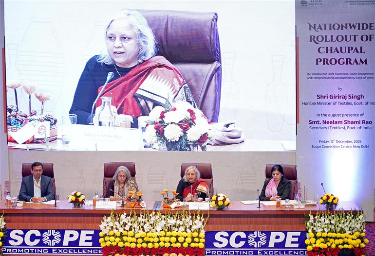 वस्त्र मंत्रालय की सचिव श्रीमती नीलम शमी राव ने 12 दिसंबर 2025 को नई दिल्ली स्थित स्कोप कन्वेंशन सेंटर में आयोजित ‘चौपाल’-एक व्यापक पाँच वर्षीय सैचुरेशन योजना के राष्ट्रव्यापी शुभारंभ कार्यक्रम में हिस्सा लिया।