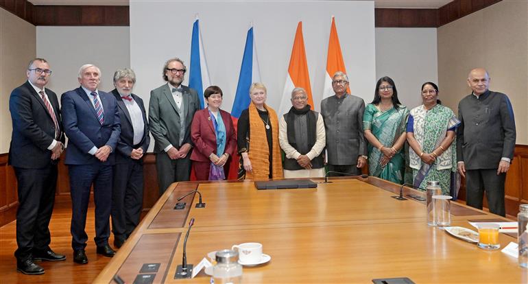 राज्यसभा के उपसभापति श्री हरिवंश ने 12 दिसंबर 2025 को नई दिल्ली में चेक गणराज्य की संसद के सीनेट की उपाध्यक्ष सुश्री जित्का सेइटलोवा और श्री जीरी ओबेरफाल्ज़र के नेतृत्व वाले संसदीय प्रतिनिधिमंडल से मुलाकात की।