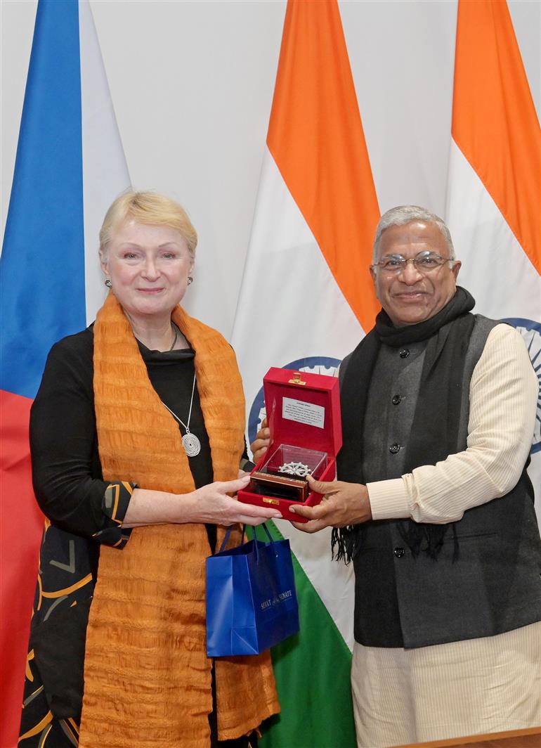 राज्यसभा के उपसभापति श्री हरिवंश ने 12 दिसंबर 2025 को नई दिल्ली में चेक गणराज्य की संसद के सीनेट की उपाध्यक्ष सुश्री जित्का सेइटलोवा और श्री जीरी ओबेरफाल्ज़र के नेतृत्व वाले संसदीय प्रतिनिधिमंडल से मुलाकात की।