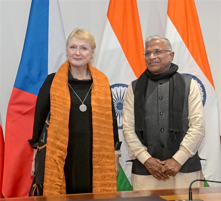 राज्यसभा के उपसभापति श्री हरिवंश ने 12 दिसंबर 2025 को नई दिल्ली में चेक गणराज्य की संसद के सीनेट की उपाध्यक्ष सुश्री जित्का सेइटलोवा और श्री जीरी ओबेरफाल्ज़र के नेतृत्व वाले संसदीय प्रतिनिधिमंडल से मुलाकात की।