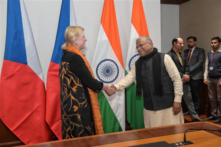 राज्यसभा के उपसभापति श्री हरिवंश ने 12 दिसंबर 2025 को नई दिल्ली में चेक गणराज्य की संसद के सीनेट की उपाध्यक्ष सुश्री जित्का सेइटलोवा और श्री जीरी ओबेरफाल्ज़र के नेतृत्व वाले संसदीय प्रतिनिधिमंडल से मुलाकात की।