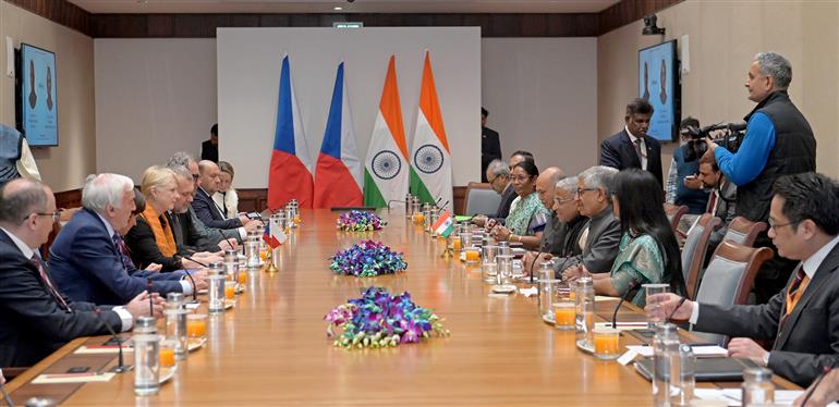 राज्यसभा के उपसभापति श्री हरिवंश ने 12 दिसंबर 2025 को नई दिल्ली में चेक गणराज्य की संसद के सीनेट की उपाध्यक्ष सुश्री जित्का सेइटलोवा और श्री जीरी ओबेरफाल्ज़र के नेतृत्व वाले संसदीय प्रतिनिधिमंडल से मुलाकात की।