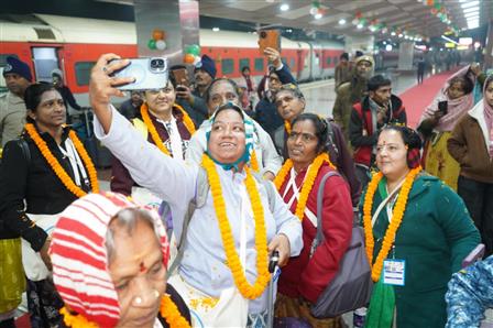 बैच 6- महिला समूह गर्मजोशी और उत्साह के साथ काशी पहुँचा और 12 दिसंबर 2025 को उत्तर प्रदेश के वाराणसी में काशी तमिल संगमम् 4.0 में अपने सांस्कृतिक सफर की शुरुआत की।