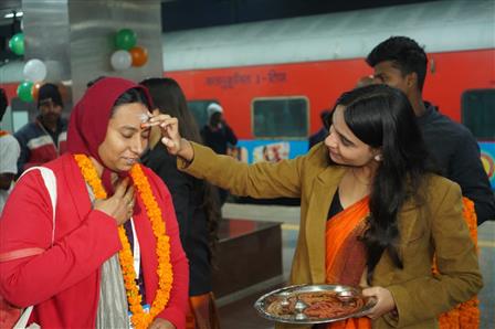 बैच 6- महिला समूह गर्मजोशी और उत्साह के साथ काशी पहुँचा और 12 दिसंबर 2025 को उत्तर प्रदेश के वाराणसी में काशी तमिल संगमम् 4.0 में अपने सांस्कृतिक सफर की शुरुआत की।