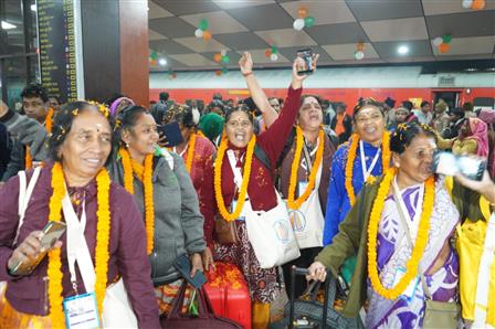 बैच 6- महिला समूह गर्मजोशी और उत्साह के साथ काशी पहुँचा और 12 दिसंबर 2025 को उत्तर प्रदेश के वाराणसी में काशी तमिल संगमम् 4.0 में अपने सांस्कृतिक सफर की शुरुआत की।