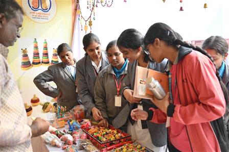 काशी तमिल संगमम् 4.0 के तहत 12 दिसंबर 2025 को उत्तर प्रदेश के वाराणसी स्थित नमो घाट पर छात्रों ने विभिन्न स्टॉलों का भ्रमण किया। यहां उन्होंने रचनात्मकता, सीख और सांस्कृतिक खोज से जुड़े कई गतिविधियों में सहभागिता की।