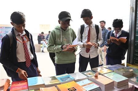 काशी तमिल संगमम् 4.0 के तहत 12 दिसंबर 2025 को उत्तर प्रदेश के वाराणसी स्थित नमो घाट पर छात्रों ने विभिन्न स्टॉलों का भ्रमण किया। यहां उन्होंने रचनात्मकता, सीख और सांस्कृतिक खोज से जुड़े कई गतिविधियों में सहभागिता की।